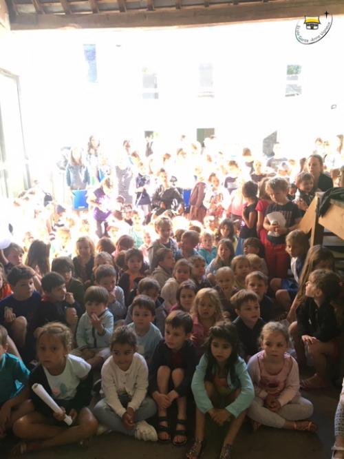 Représentation de théâtre par les ce2-cm1